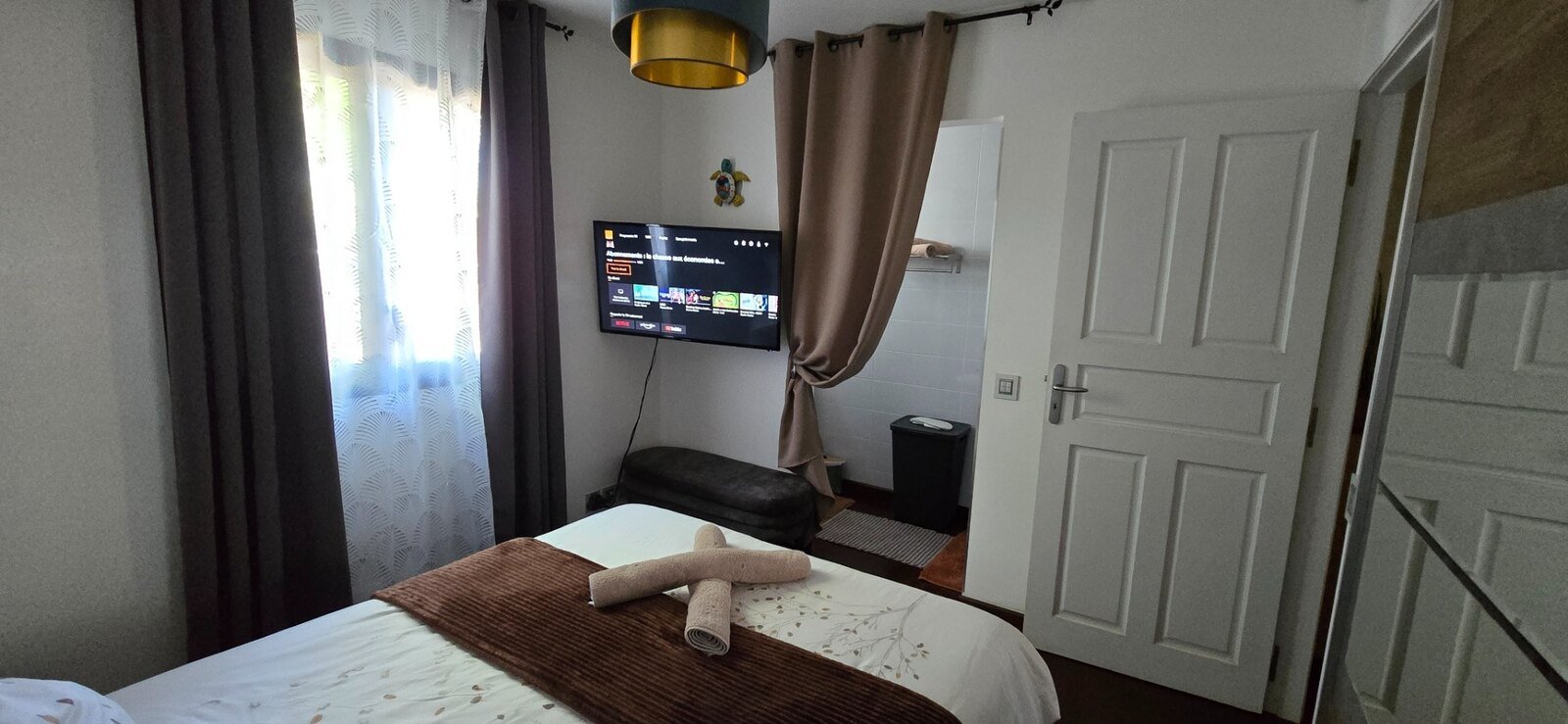 Chambre avec télévision