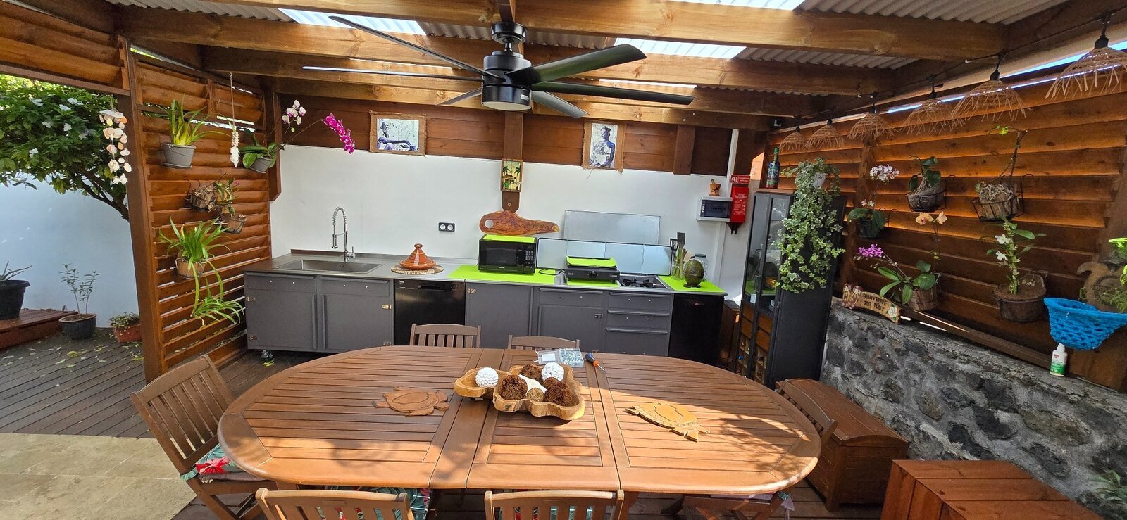 Cuisine d'été et grande table