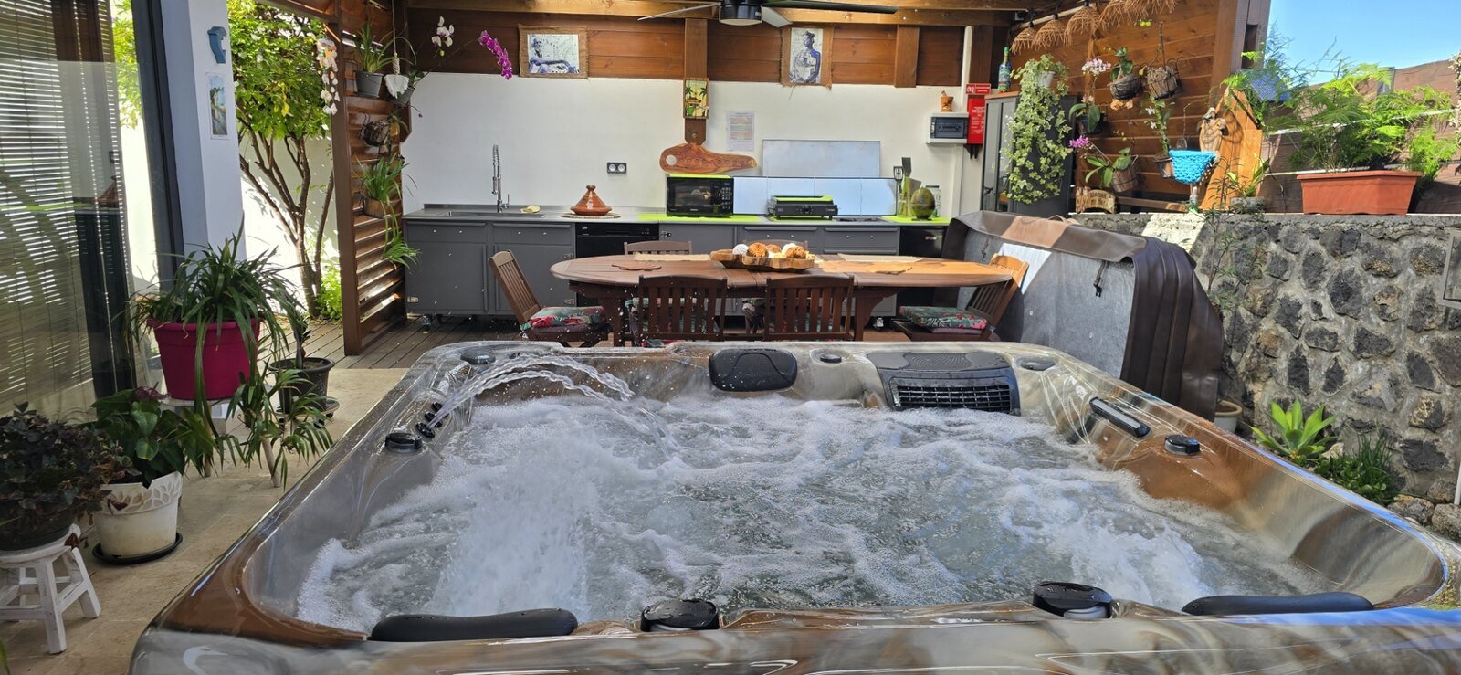 Espace spa et cuisine d'été