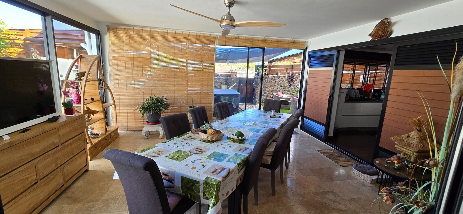 Espace repas dans la véranda